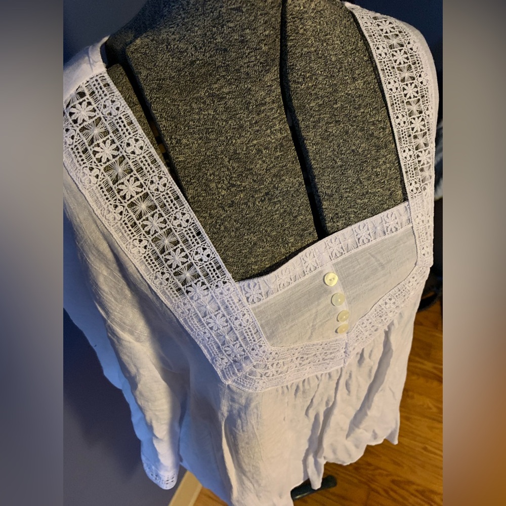 White light weight long sleeve top